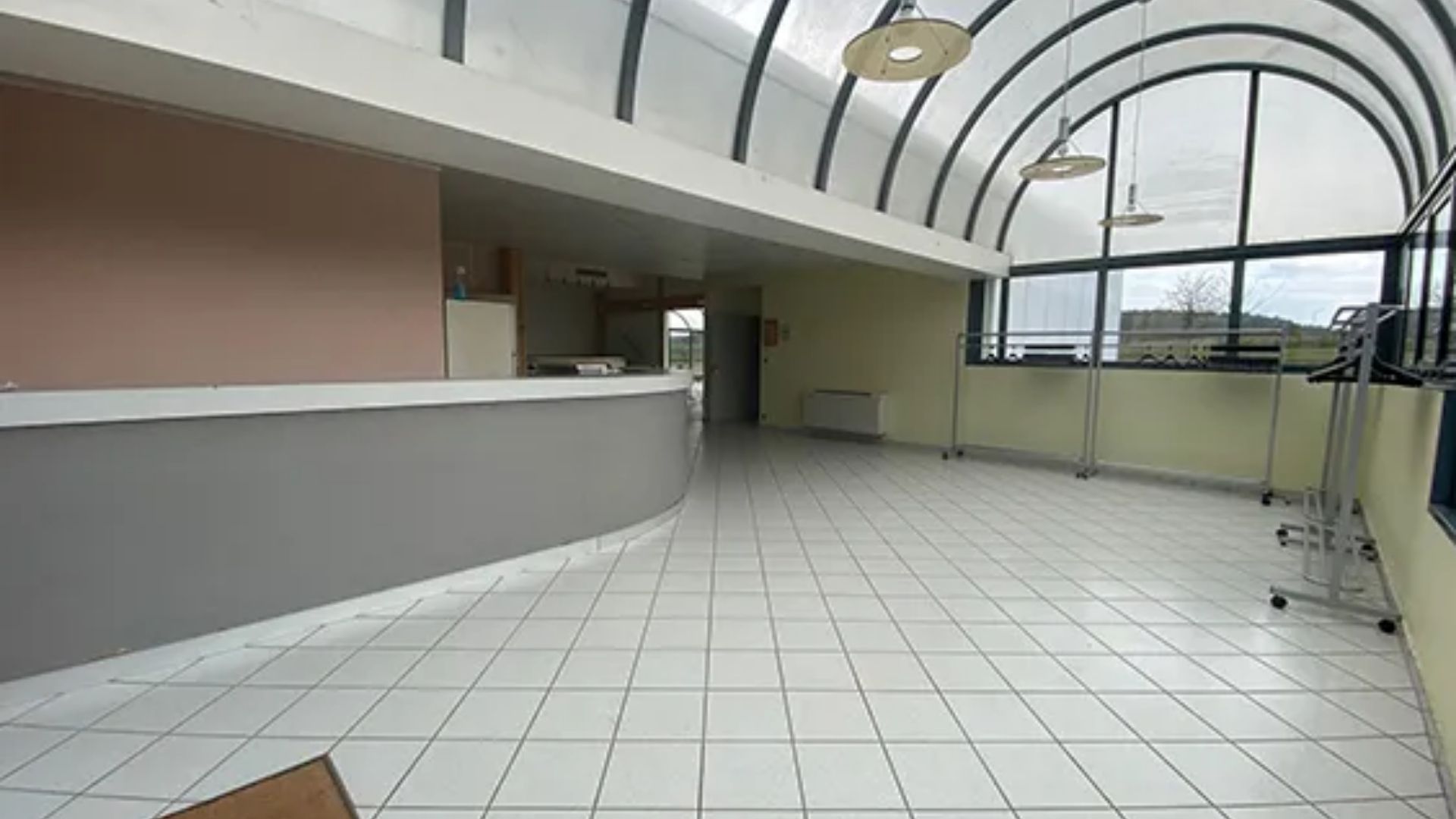 location-salle-polyvalente-cheille-camille-claudel-entree